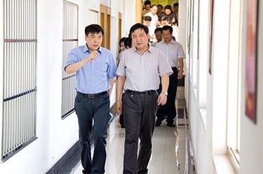 2012年7月5日，时任黄冈市委书记李卫宁一行调研公司党建工作