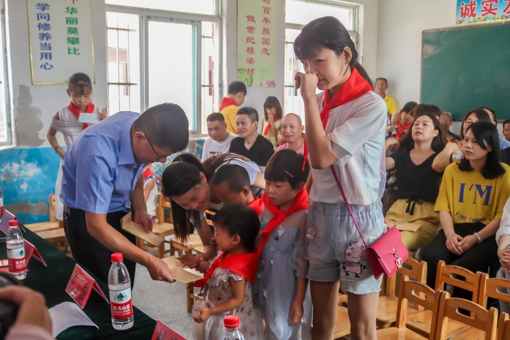 1576283244326254 发展助扶结对爱心助学活动