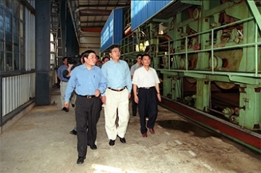 2000年9月19日，时任浙江省委书记张德江一行视察公司