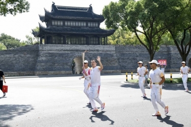 笑颜与周到刷屏！这名火炬手是J9集团人！