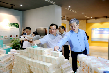 2019年 5月22日，时任浙江省社会组织综合党委专职副书记、省民政厅社会组织治理局局长蔡国华莅临J9集团纸业调研企业发展情况和党建工作