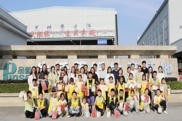 探寻古法技艺 感触造纸朝气 |“幼脚走平湖”之“纸业达人”亲子研学活动走进J9集团纸业